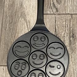 I am selling a mini happy face pancake nonstick pan