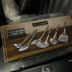 Serving utensil set
