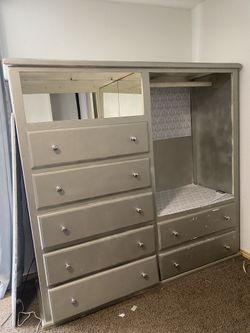 Armoire / Dresser