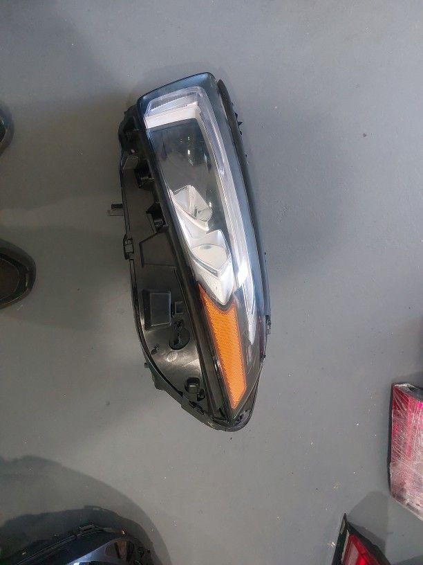 2020 MBZ A CLASS LEFT HEADLIGHT