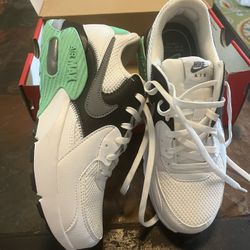 Women’s Air Max, Size 6