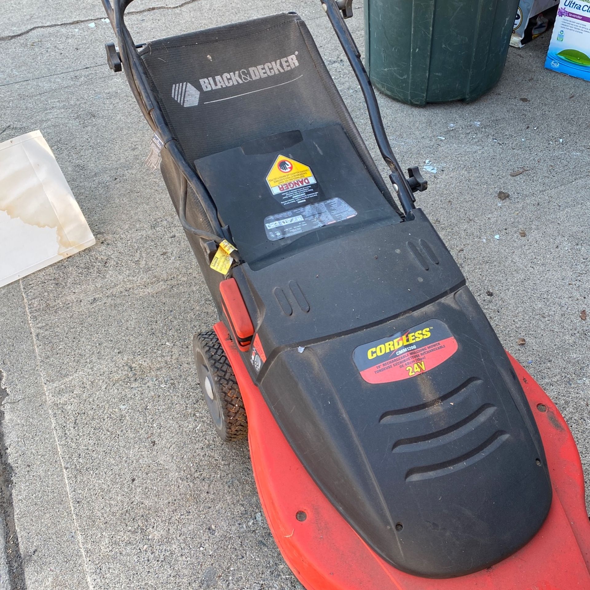 Black Decker cordless 24 V rechargeable mulching power mower - Main Image