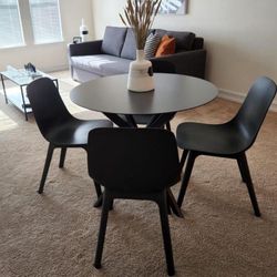 Dinning Table With 4 Chairs 