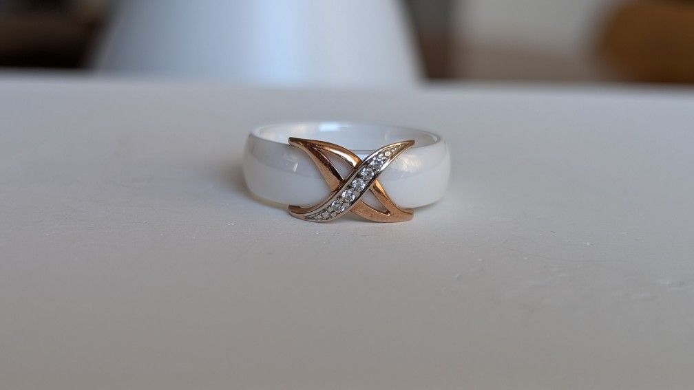 Ceramic Ring with Gold and Diamonds
