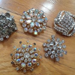 Vintage jewelry.  Classic Brooches. 
