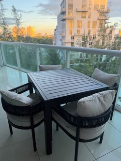 MOVING SALE Beautiful 5-Piece Outdoor Patio Dining Set – Expandable Table – $425 OBO