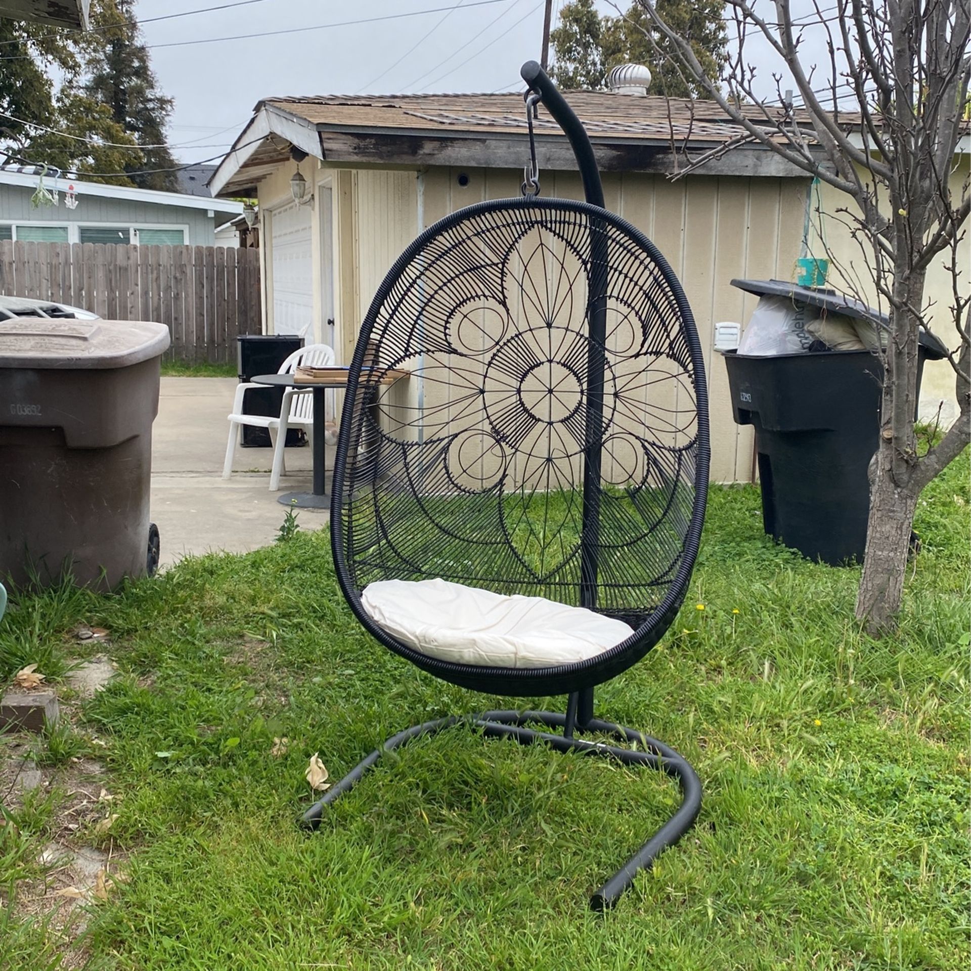 Swinging Metal Egg Basket Outdoor Chair