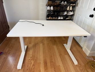 AMQ White sit-stand height adjustable desk