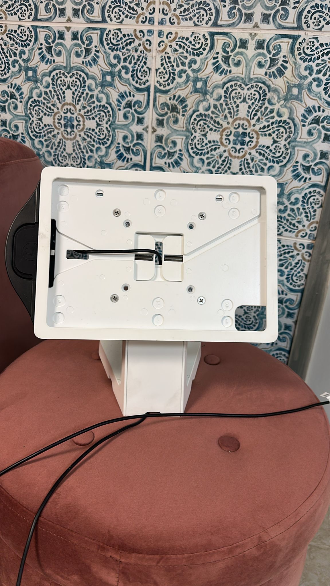 VAULT POINT OF SALE I-Pad Enclosure Stand 10 5/8" X 7 5/8" With Credit Card Reader 