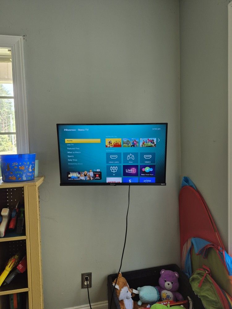 Moving Sale 32" Smart TV / Roku Tv