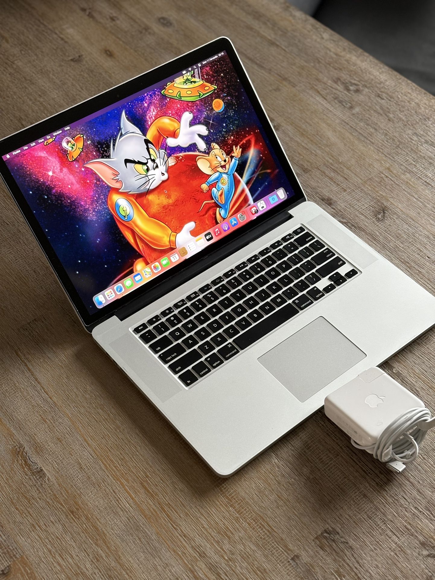 MacBook Pro 2.5ghz i7 16gb/512gb