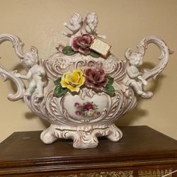 VERY BEAUTIFUL ELEGANT LARGE VASES OR CENTER PEICES  CAPADIMONTE  ITALY..GREAT CONDITION LIKE  NEW