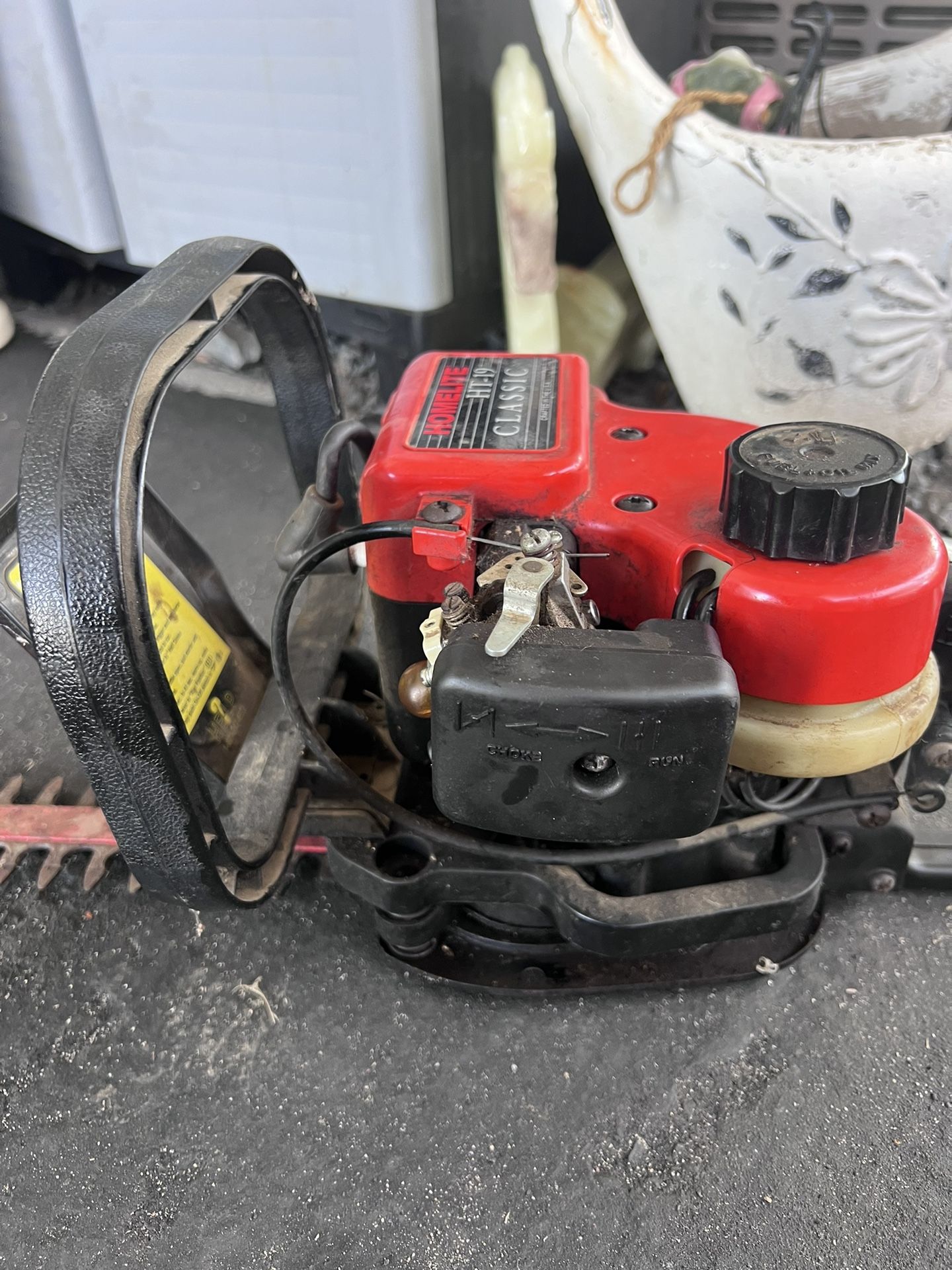 HOMELITE HT-19 CLASSIC GAS POWERED HEDGE TRIMMER.