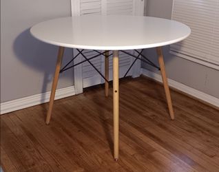 White round table 
 28 inch Height,  42 inch diameter
Top of the table does have some marks 
Solid sturdy condition.  The base can be bolted off to mo