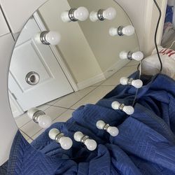 Vanity Mirror With Bulbs 