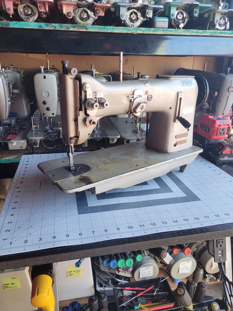 Vintage Pfaff 138-6 Sewing Machine 1950s