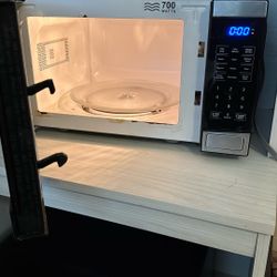 Microwave small700 Watts Black 