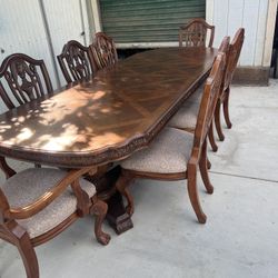 Antique Dinning Table With Chairs 