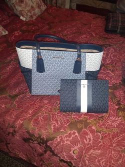 Michael Kors Told Bank White Blue With A Wristlet Pouch
