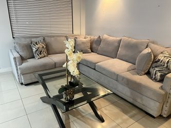 Living room Set In EXCELLENT conditions!!