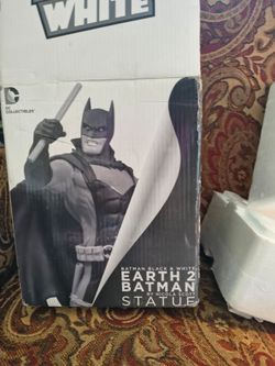 EARTH 2 BATMAN STATUE