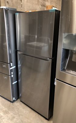 New Samsung top mount stainless steel refrigerator 18 cubic ft