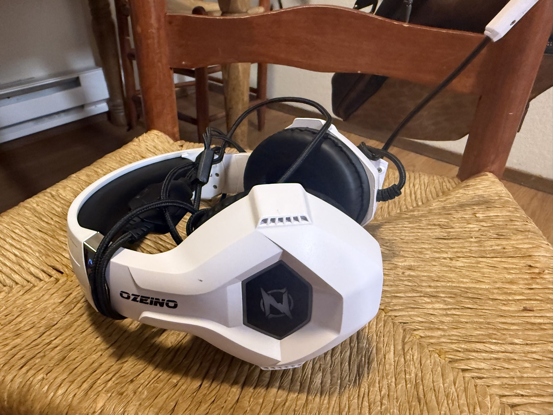 Ozeino Gaming Headphones | Wireless | RGB | Multi-Platform Compatible | Like New