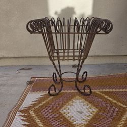 Rustic Iron Pedestal Plant Stand – 17” Tall
Description: