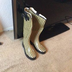 Botas de lluvia Size 7  Buenas condiciones  Calientitas Por  Dentro  $20