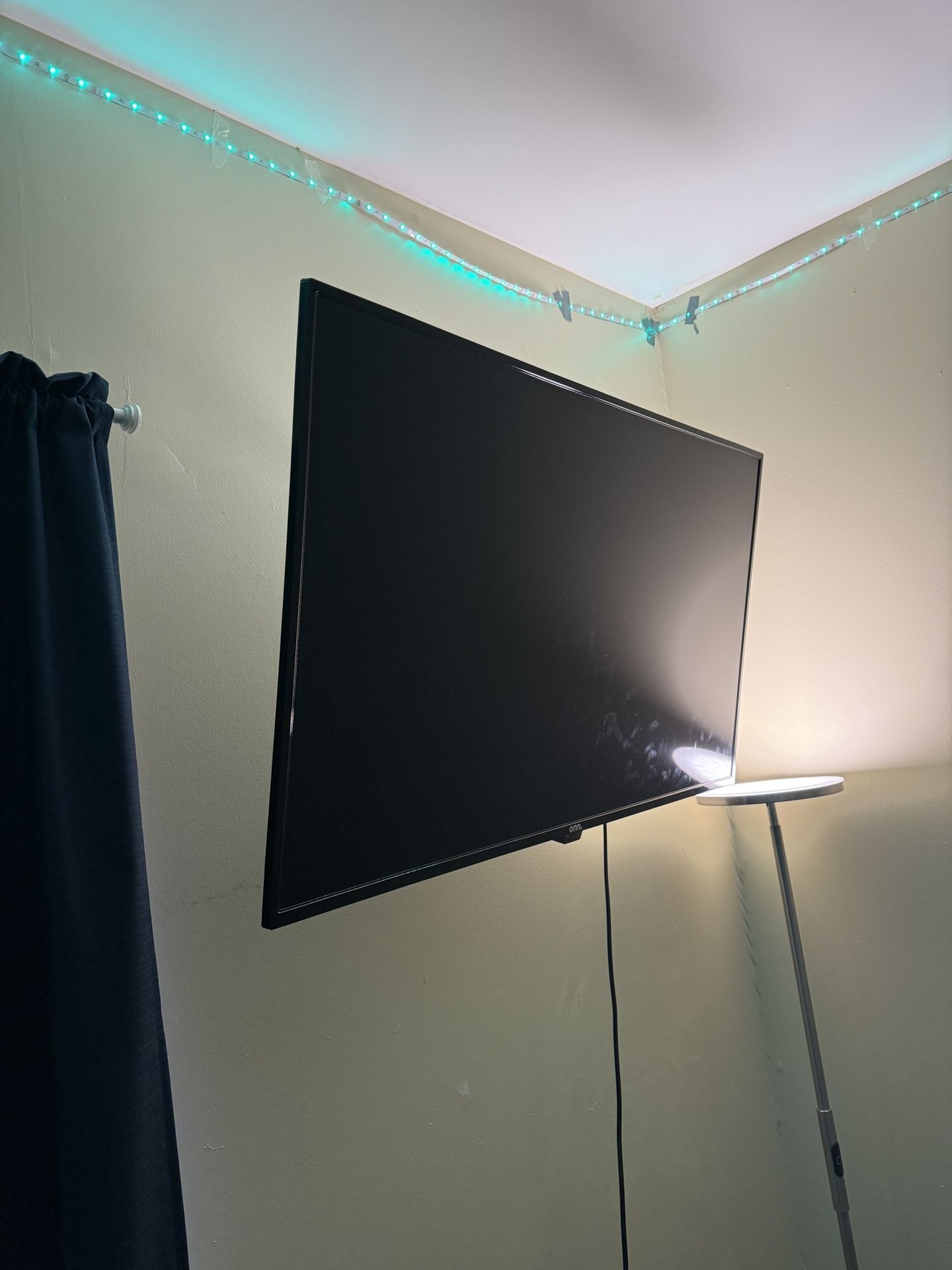 43 Inches Roku Tv (comes With Mount)