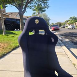 Momo bucket seat