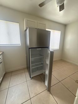 Frigidaire 20-cu ft Standard-Depth 30-in Wide Top-Freezer Refrigerator