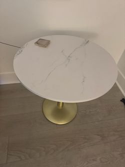 Faux Marble table 30” diameter