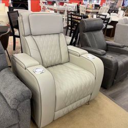 🌴Boyington Caramel Power Recliner
Ashley Furniture