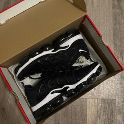 Black and white vapormax