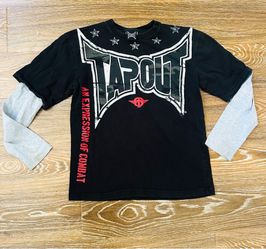TAPOUT Men’s Small / Boys L (14/16) Black Long Sleeve Graphic Logo Tee