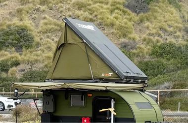 Roof top tent comes with 2 solar panel panels 200 W