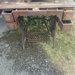 Antique Treadle Singer Sewing Machine/Table