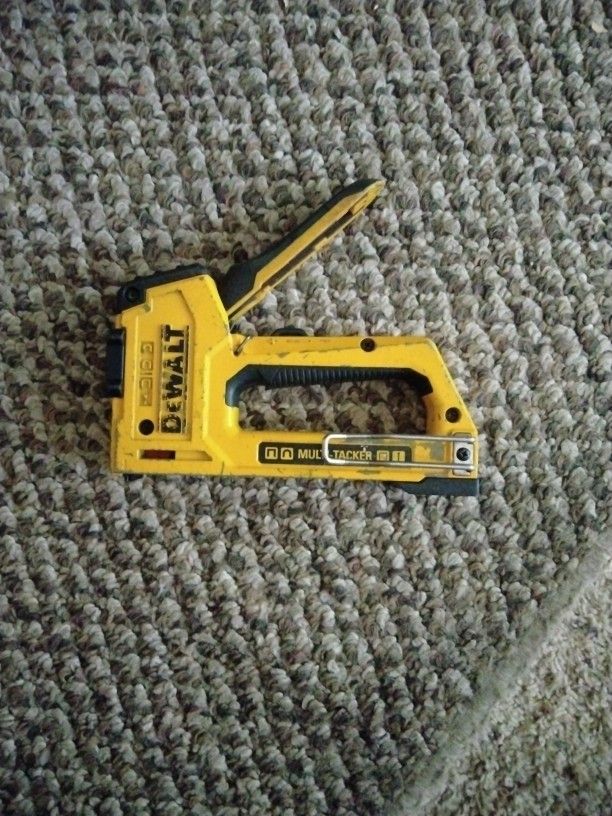 DEWALT MUTI TACKER HAND GUN
