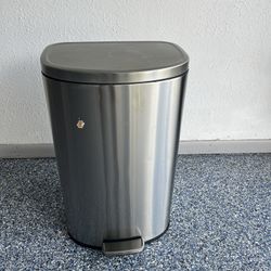 Garbage can