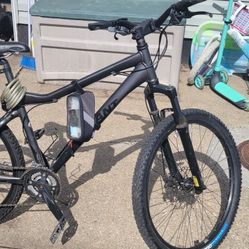 Giant Yukon Mountain Bicycle ALUXX 6000. 18 Inch Frame 26 In Wheels