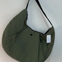 Lululemon Pleated Crescent bag