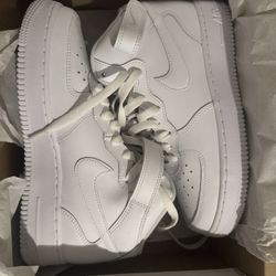 New DUNKS / NIKES 6y = 7.5 Women 