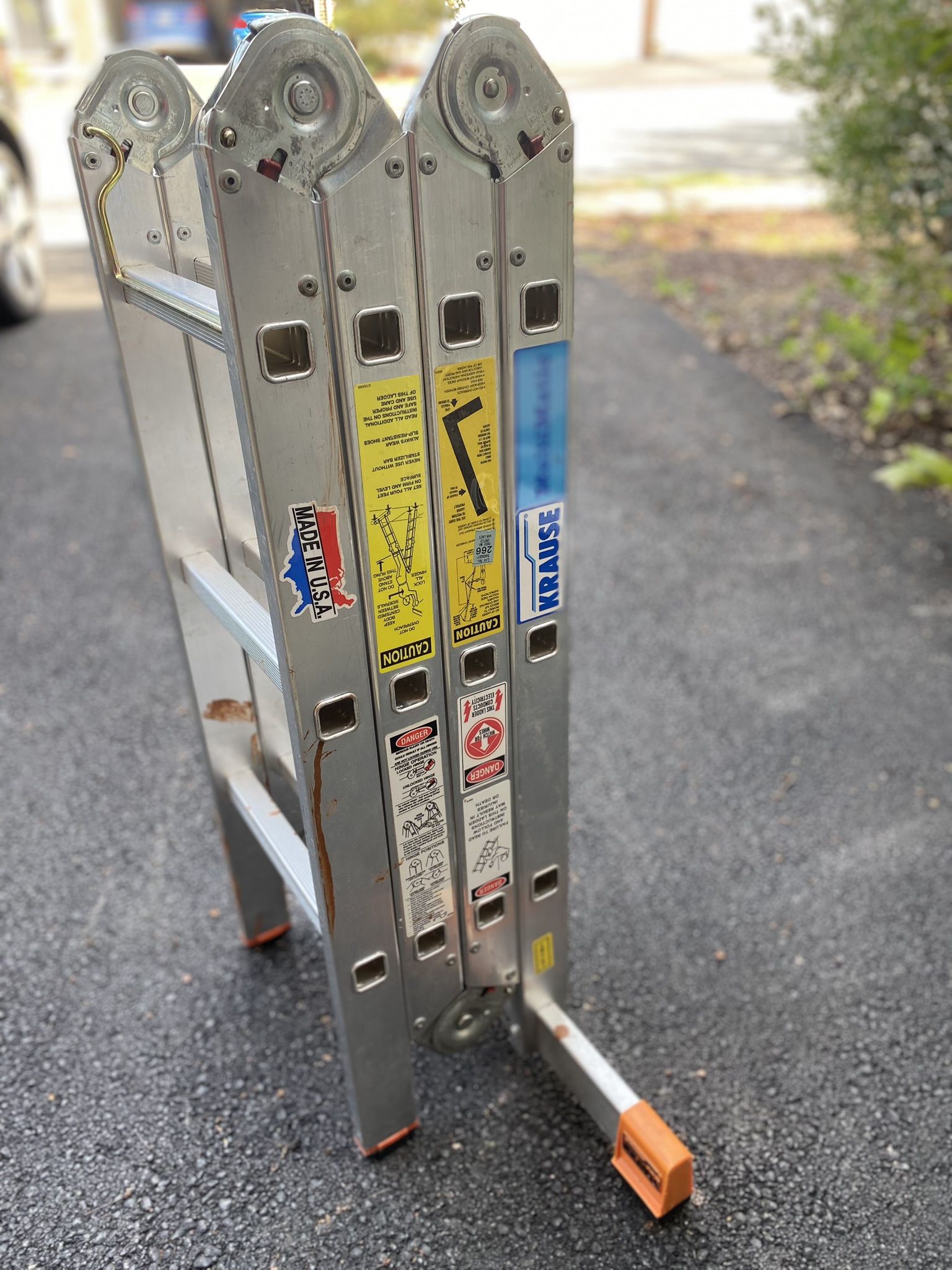 Folding ladder
