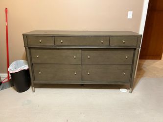 BROYHILL BEDROOM SET - Dresser, 2 night stands, Headboard, Footboard