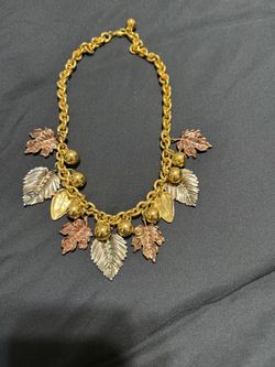 VTG 1980’s GOLD PLATED LEAF NECKLACE - COSTUME JEWELRY