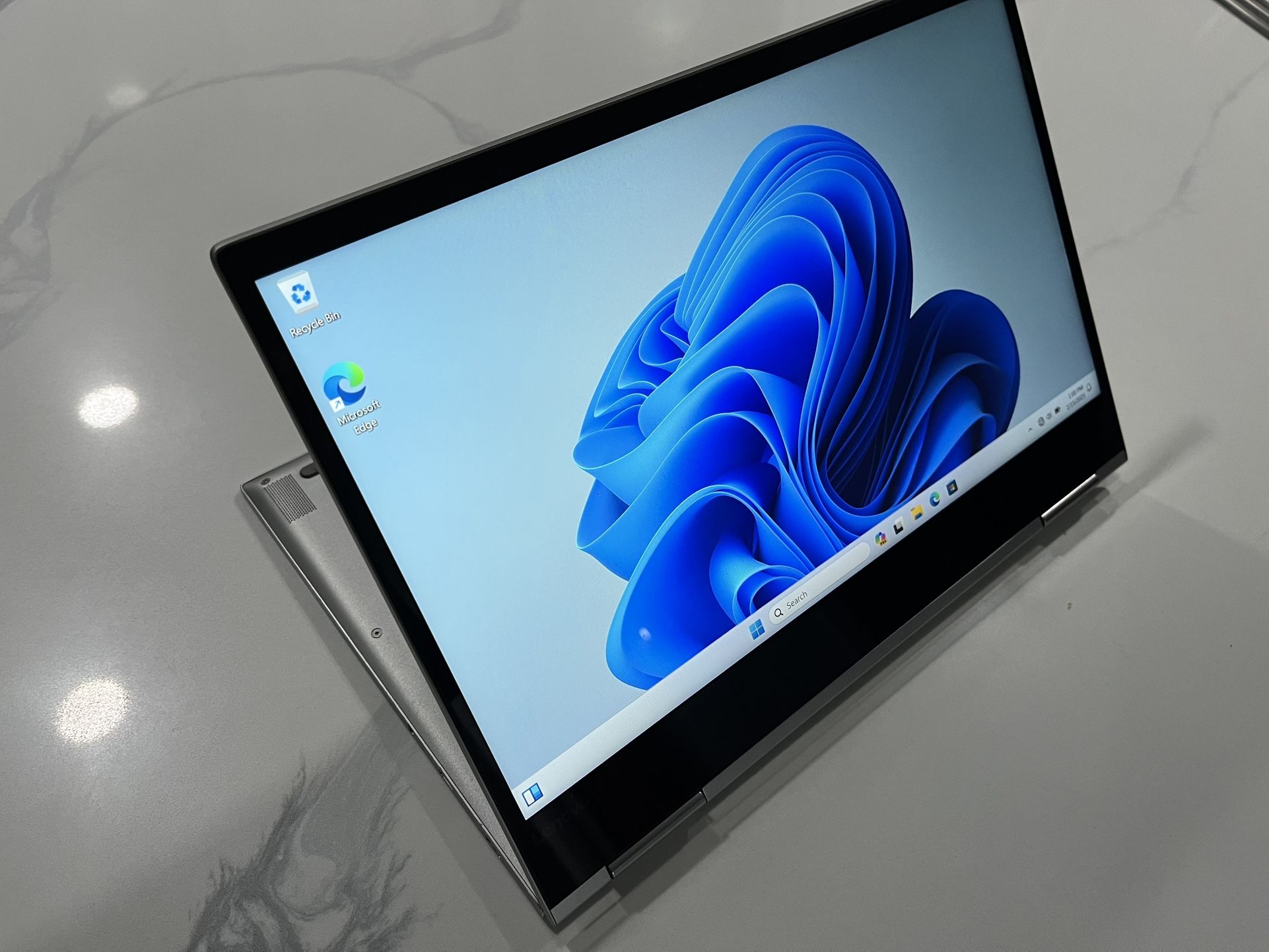 Lenovo Yoga 730-13IKB 2-in-1 13.3" i5-8250U 1.6GHz 8GB RAM 256GB SSD Touchscreen Tablet laptop