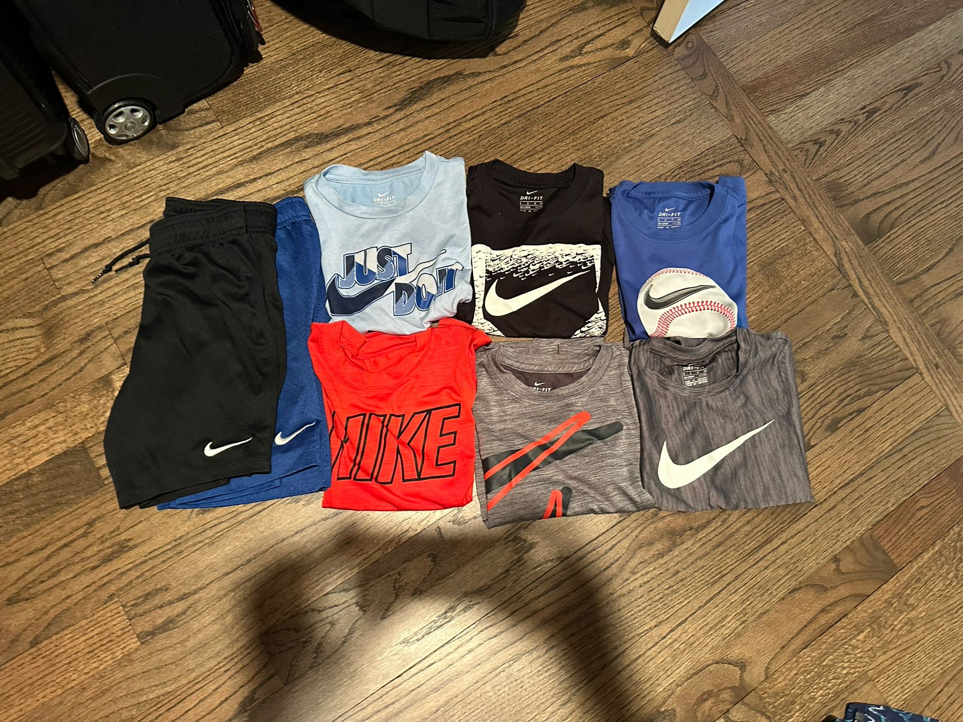 Boys Nike8 Items Size 5 And 6