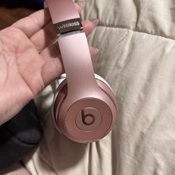 Rose gold Beats Solo 3