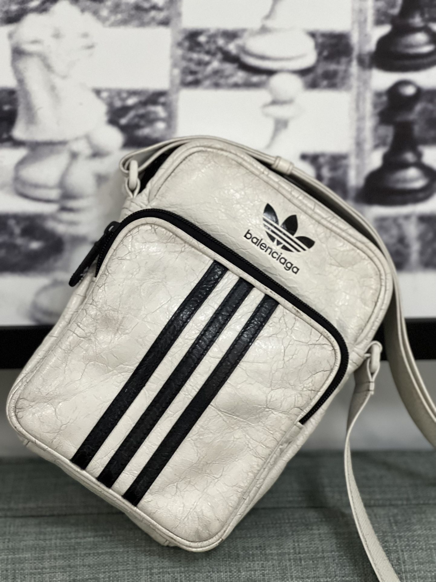 【BALENCIAGA】adidas Small Crossbody Messenger★関税送料込み 12556303_fpx.tif?$filterlrg$&